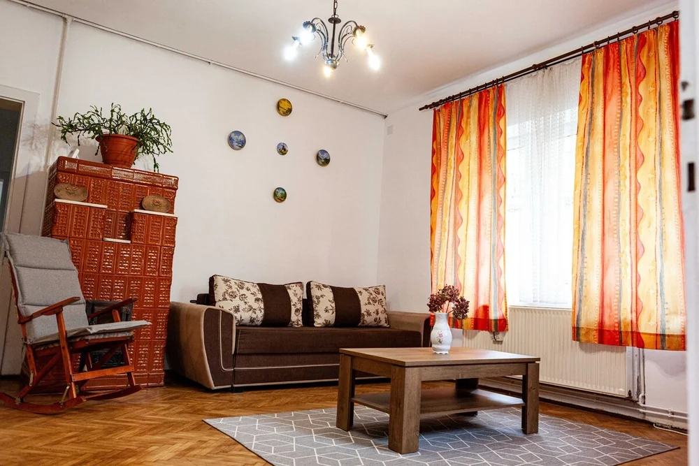 Poza 2 Retro Green Cottage with a Barkyard - Pet Friendly - Cazare Brașov