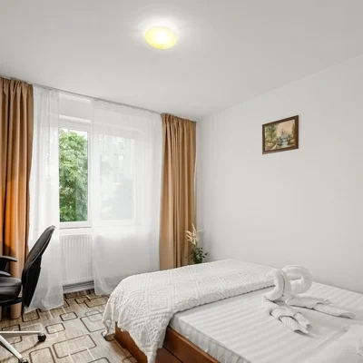 Central Cozy 3BR with Balcony & Free Parking