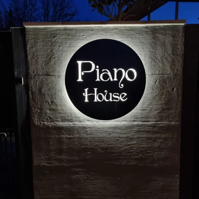 PIANO HOUSE TRAVEL cu parcare