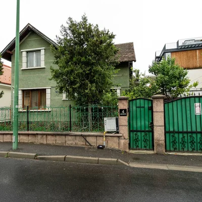 Retro Green Cottage with a Barkyard - Pet Friendly